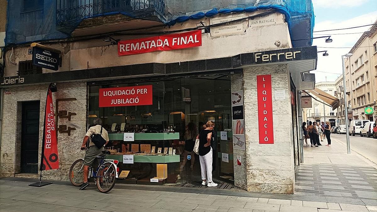 La botiga dels carrers Ample i Maragall anunciant el tancament per jubilació