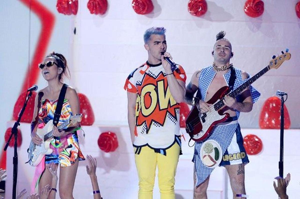 Joe Jonas y su grupo DNCE pusieron música a los Kids' Choice Awards 2016.