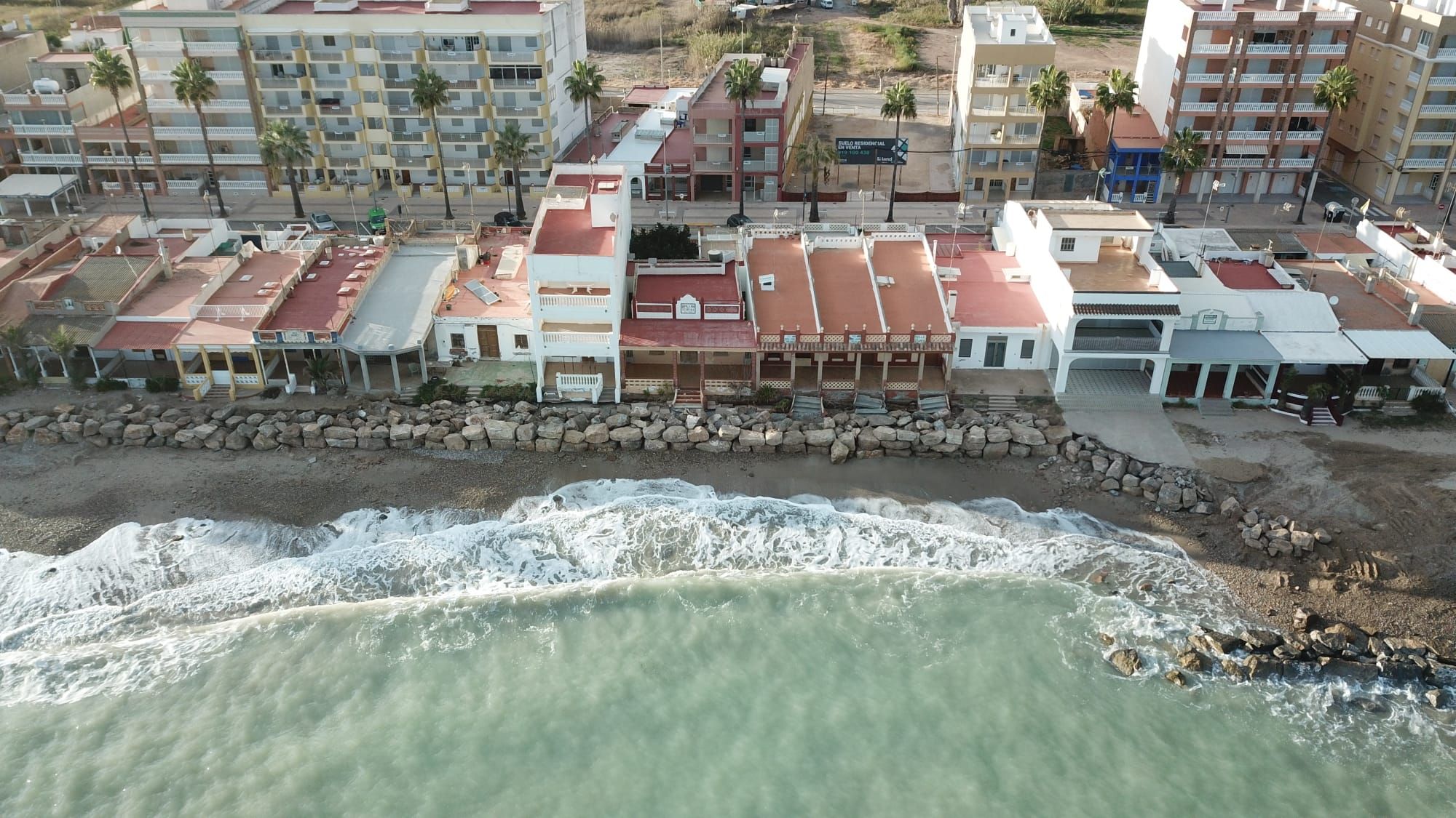 Panorámica con dron de cómo ha quedado el dique que ha construido Nules para proteger su costa