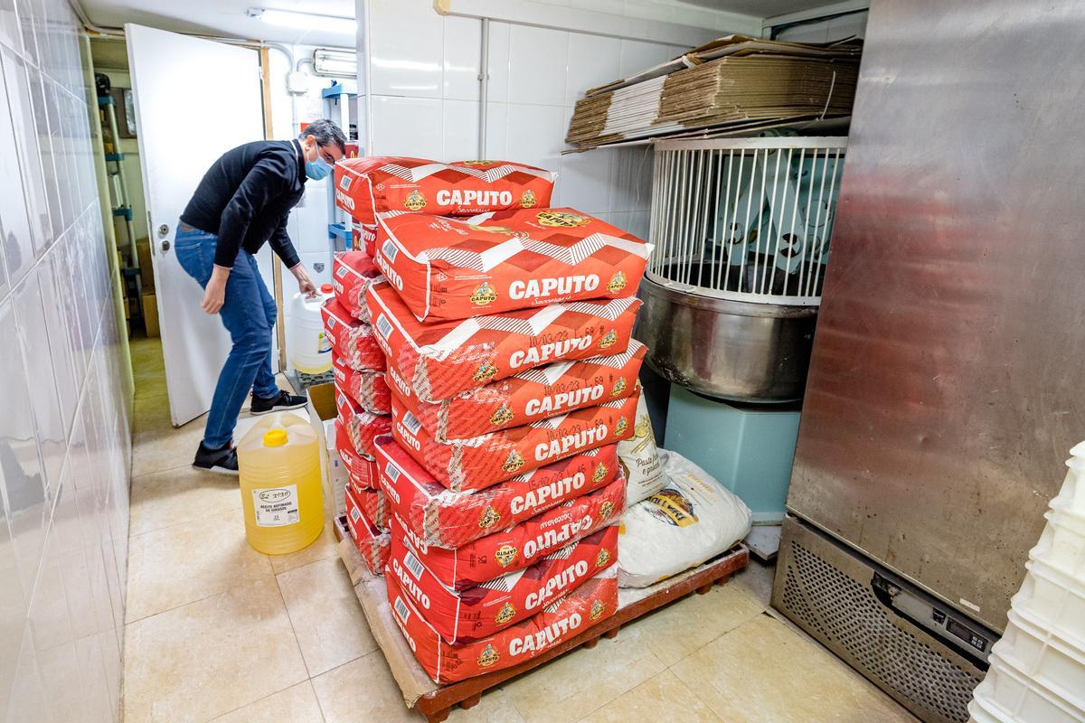 Harina y aceite en un almacén de un negocio de Benidorm.