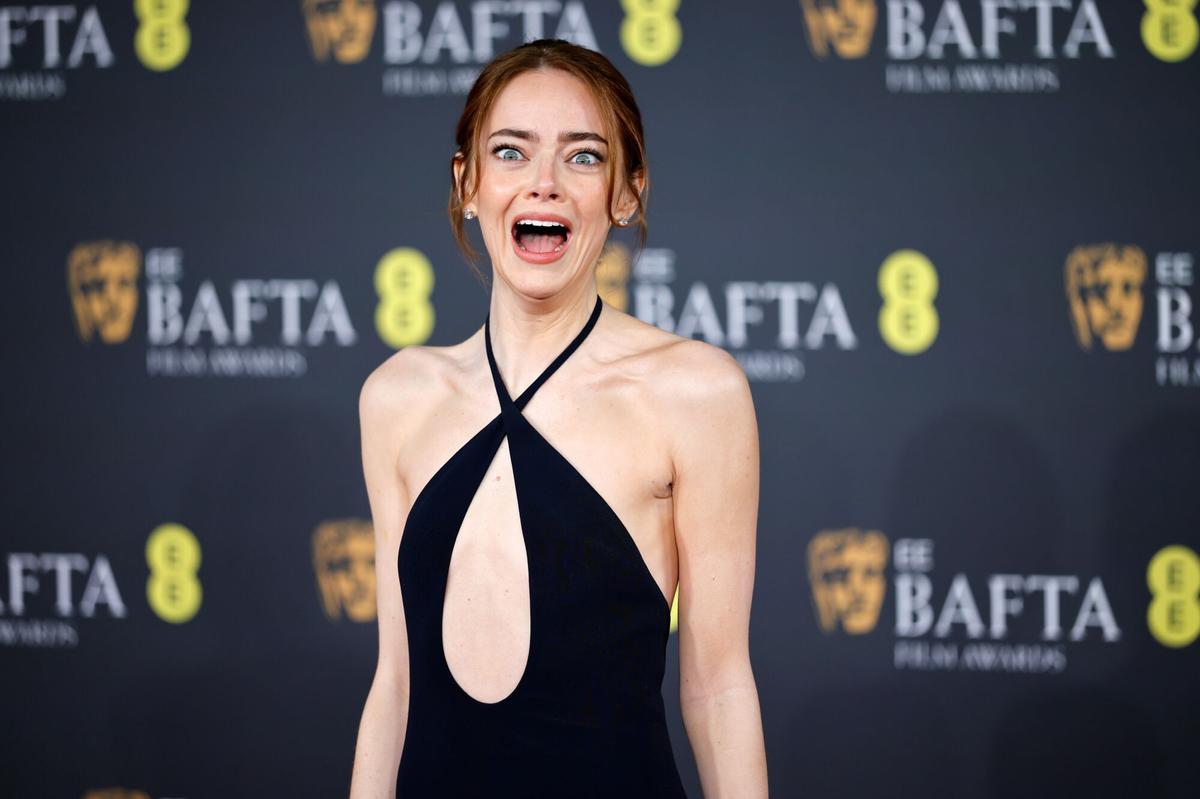 La actriz estadounidense Emma Stone, en la alfombra roja de los Premios BAFTA en el Royal Festival Hall de Londres.