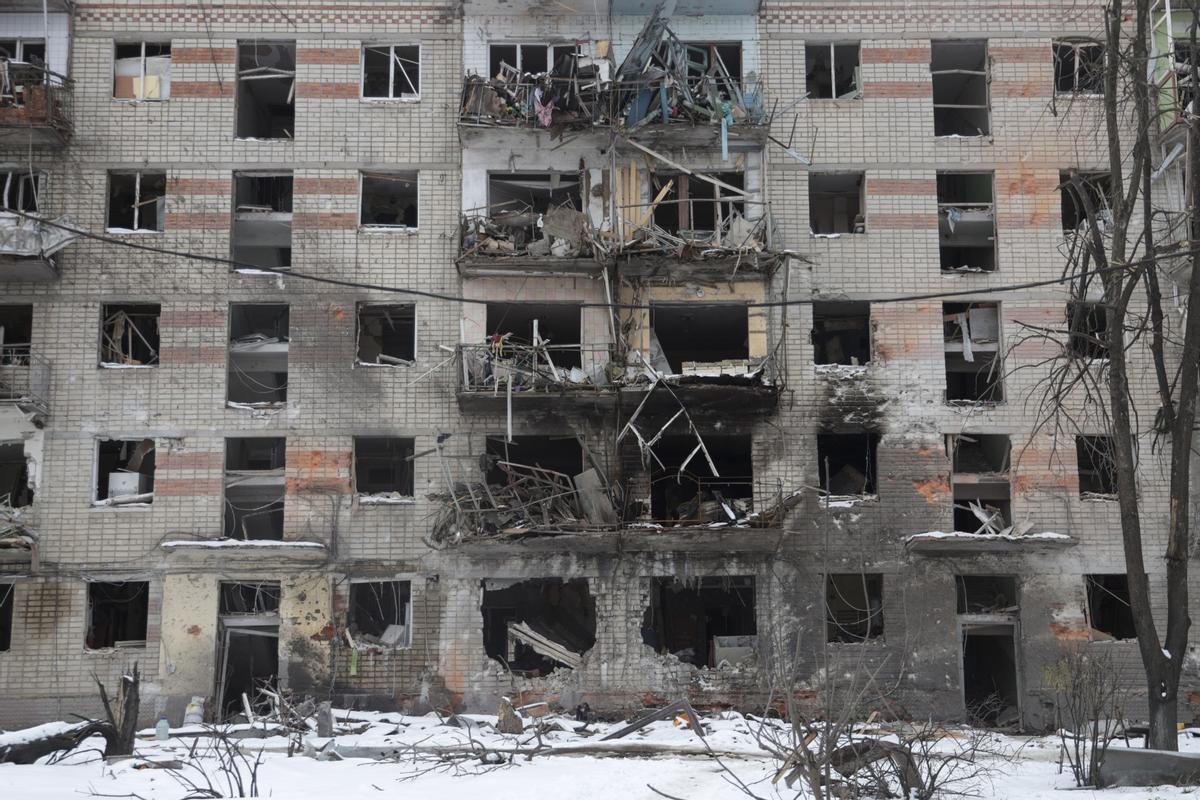 Un edificio destruido por proyectiles rusos en la ciudad de Kharkiv, al este de Ucrania.