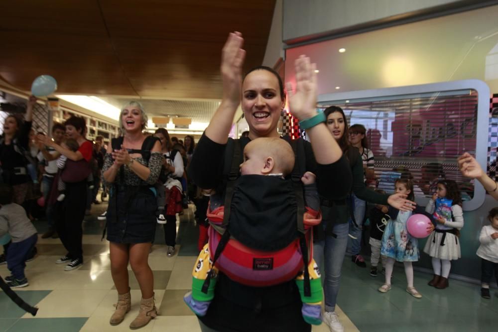 Madres y bebés unidos para reivindicar el porteo