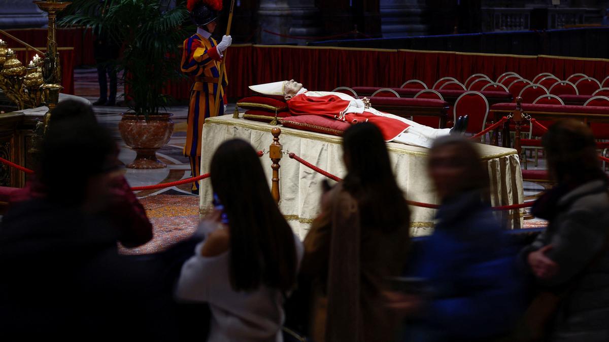 El cuerpo del Papa Emérito Benedicto XVI puede verse en estado en la basílica de San Pedro.