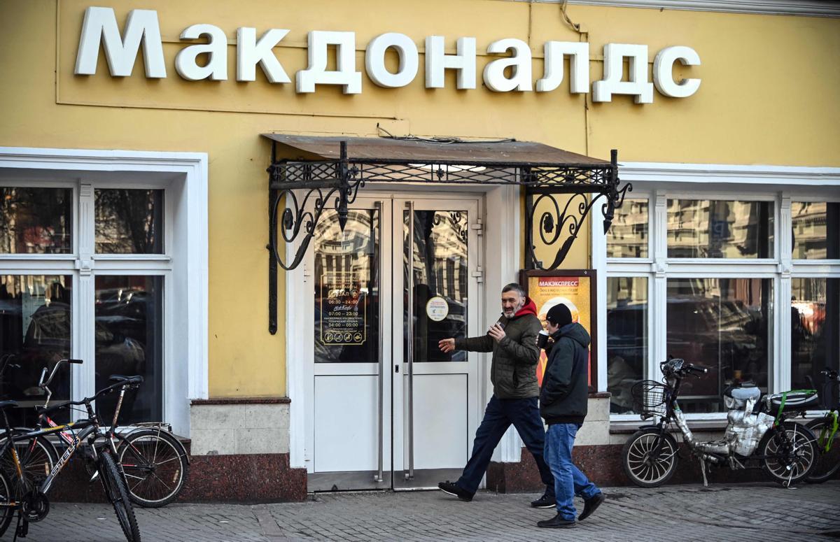 La gente entra a un restaurante McDonalds en Moscú el 9 de marzo de 2022.  Las principales marcas han seguido retirándose de Rusia a causa de la guerra con Ucrania
