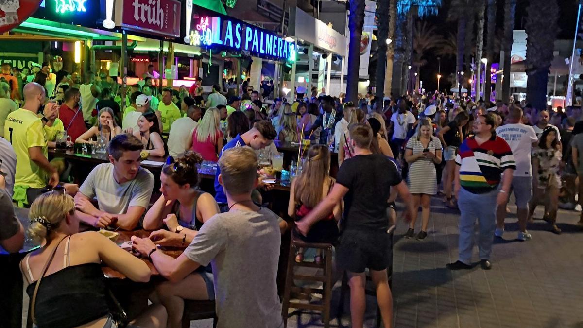 Menschenmassen auf der Bierstraße vor den Lokalen