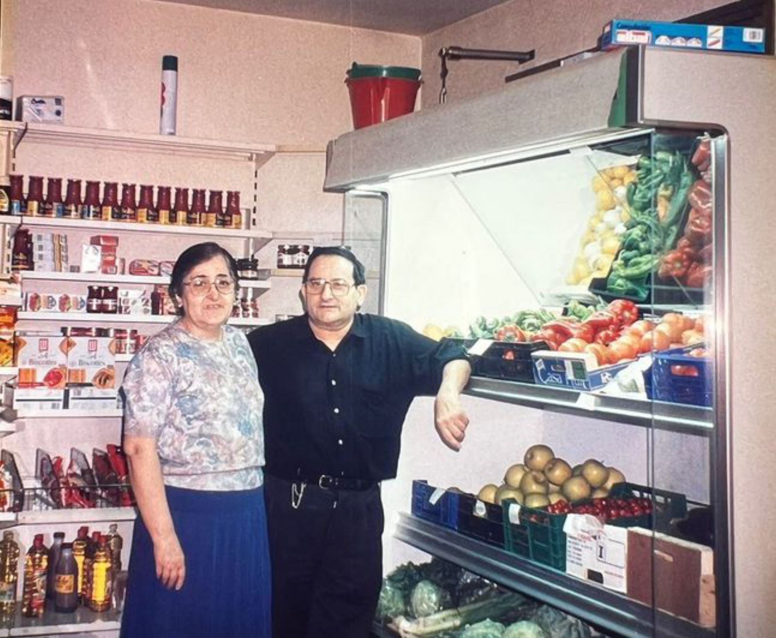Teresa Carbonell i Tomàs Burset, a la botiga d’en Xeix i la Xeixa