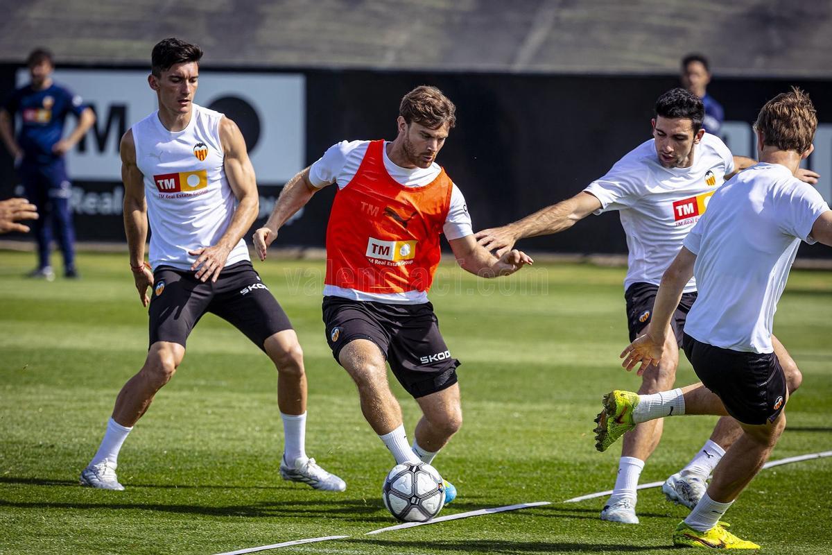 El Valencia, en uno de los entrenamientos de la semana en Paterna.