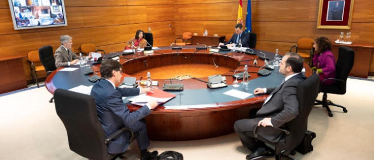 Reunión ayer del Consejo de Ministros presidido por Pedro Sánchez, al fondo de la imagen, junto a cinco de sus ministros.