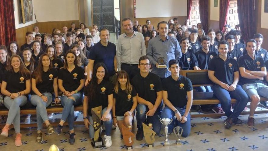 El alcalde, Carlos González, y el edil, Jesús Pareja, junto a los jugadores del Club Balonmano Elche