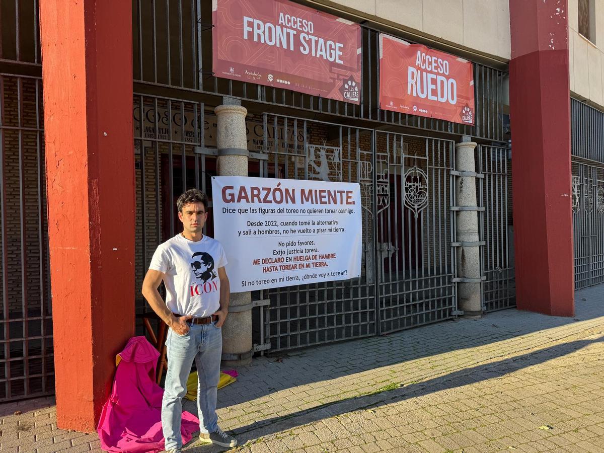 Lagartijo, en huelga de hambre en la Puerta de Los Califas de Córdoba.