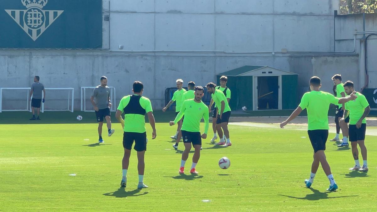 El Real Betis se ejercita antes de viajar a Vitoria para medirse con el Deportivo Alavés