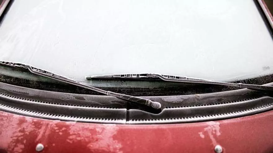 Si aparcas el coche en la calle, esto es lo que debes hacer para evitar el hielo cada mañana