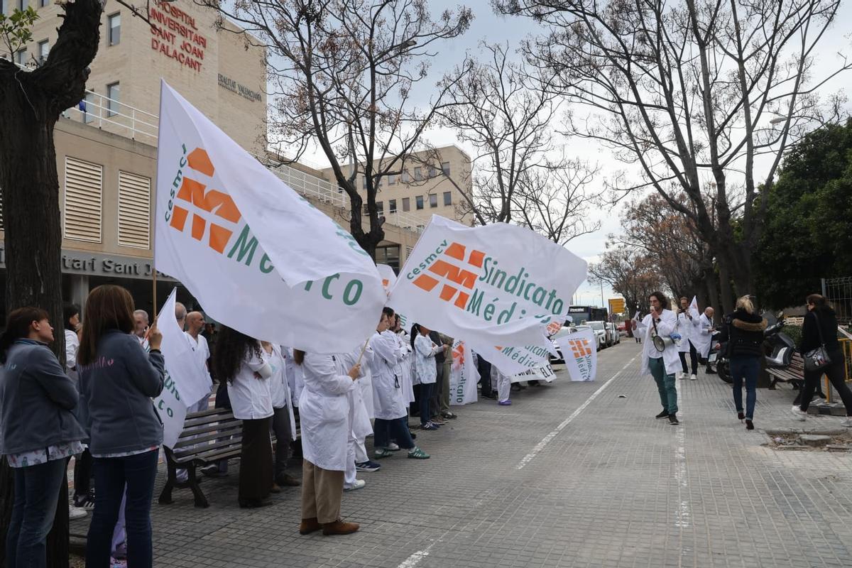 La nueva huelga de médicos en la provincia de Alicante. Hospital de Sant Joan