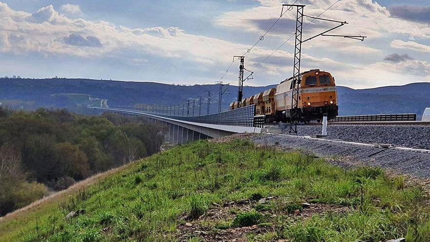 El viaducto más largo del tramo Requejo-Pedralba en fase de pruebas.