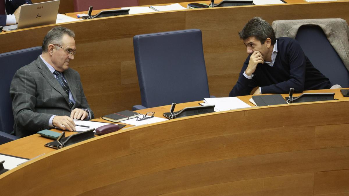 Gan Pampols y Mazón, en una sesión de las Corts.