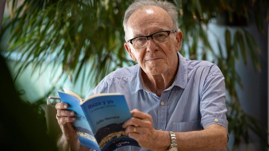 El poeta Julio Herranz: «La Ibiza actual sale perdiendo si la comparamos con la de hace 50 años»