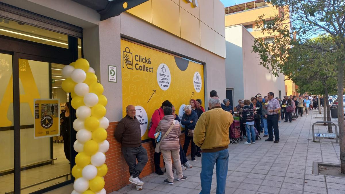 Alimerka inaugura su sexto supermercado en Zamora, el más grande de la cadena en la provincia. En la fotografía, los clientes esperan la apertura del supermercado.