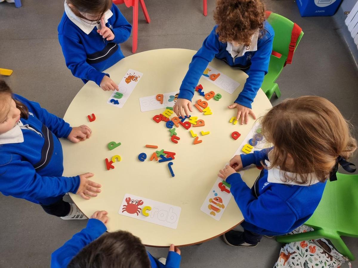 Nenos do Compañía de María durante unha actividade.