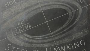Lápida de Stephen Hawking con su ecuación más famosa como epitafio.