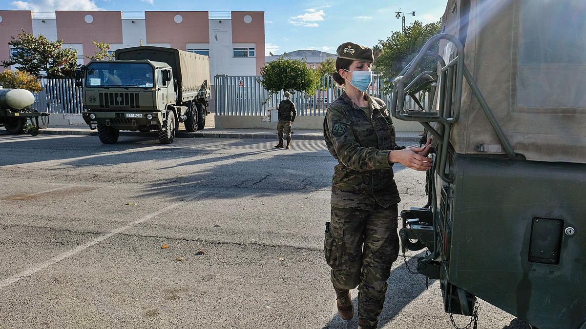 El Ejército ha intervenido para desinfectar en la residencia de La Molineta, en Petrer. |