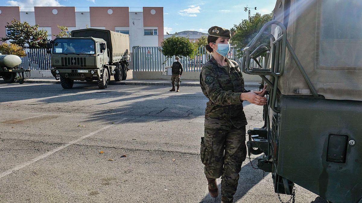 The Army has intervened to disinfect the La Molineta residence in Petrer. | The Army has intervened to disinfect the La Molineta residence in Petrer. |