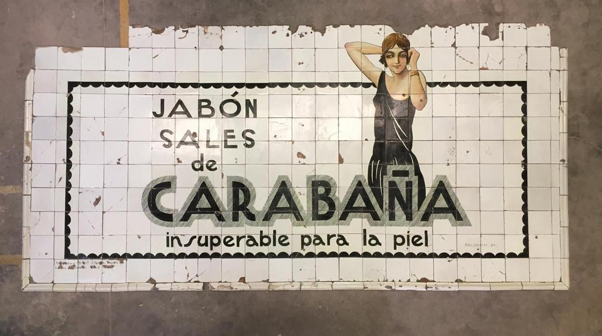 Imágenes de la Restauración del cartel publicitario en la estación Metro Sevilla