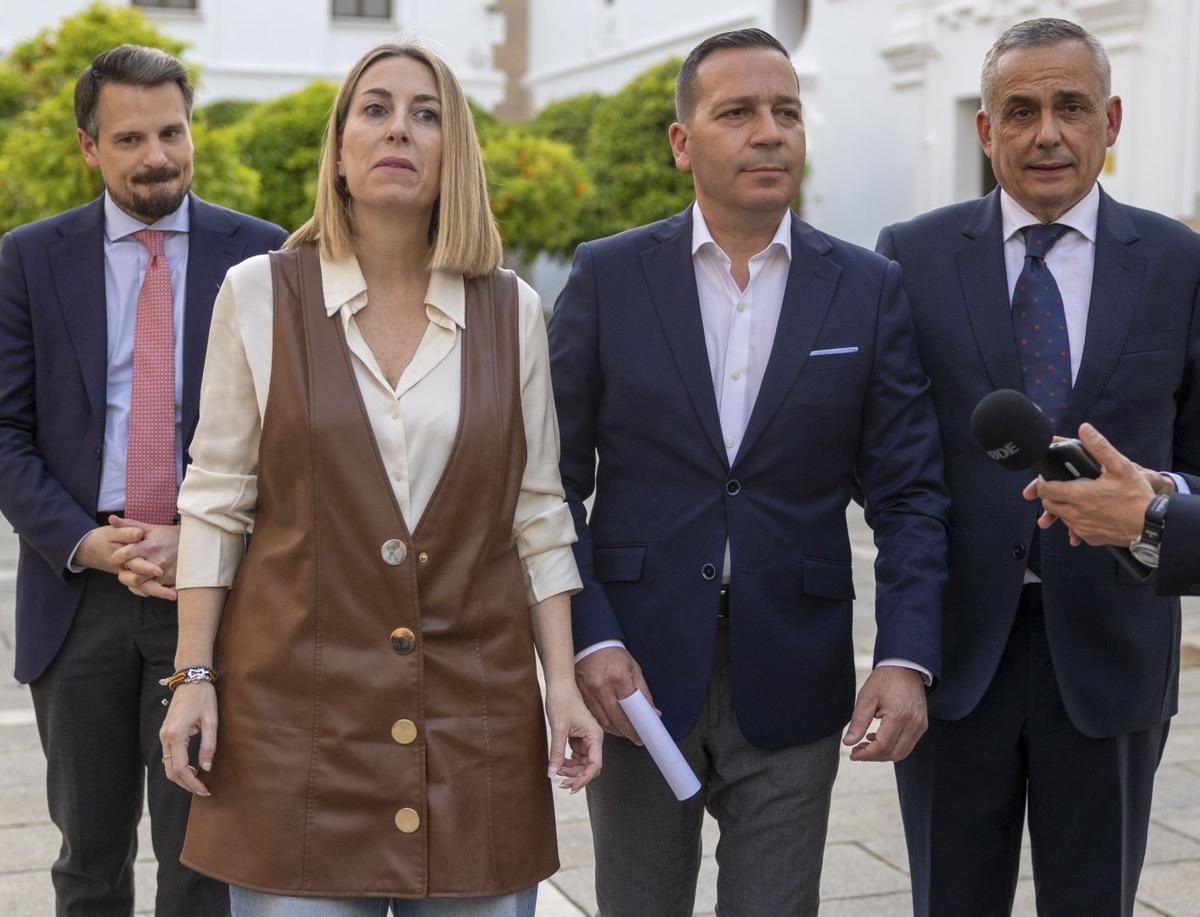 María Guardiola, flanquejada pel seu número dos, Abel Bautista (esquerra); el portaveu de Vox, Óscar Fernández, i el senador del mateix partit Ángel Pelayo Gordillo.  | JERO MORALES / EFE