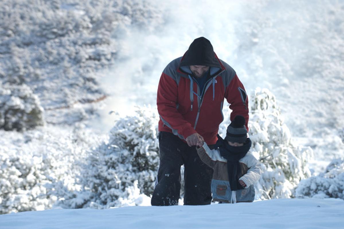 Un padre disfruta del paisaje blanco con su hijo, en La Palma d’Ebre.