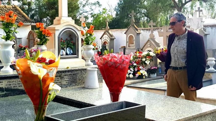 El edil Francisco Martínez, ayer, en el cementerio de La Palma.