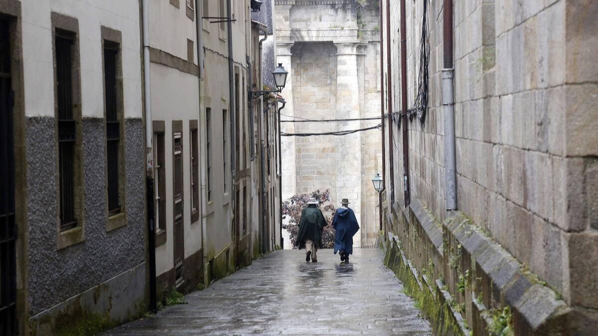 Rúa do Val de Deus, en la zona vieja de Santiago, en la que se pueden ver diferentes desagües anclados a las paredes