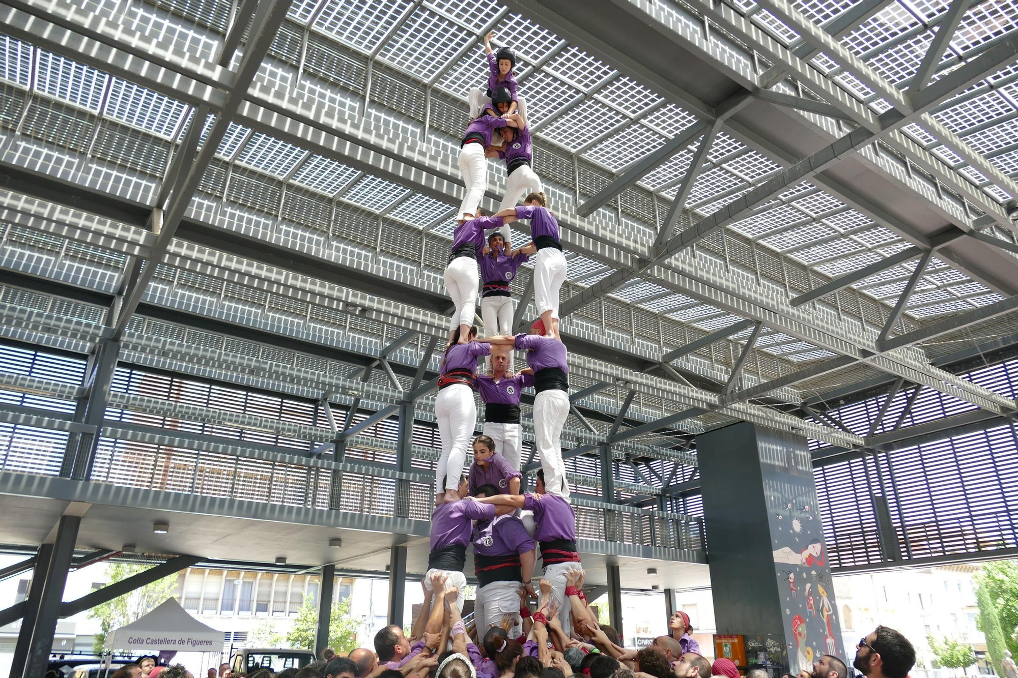 La plaça Catalunya de Figueres s’omple de castells en una Diada de Sant Pere marcada per calor