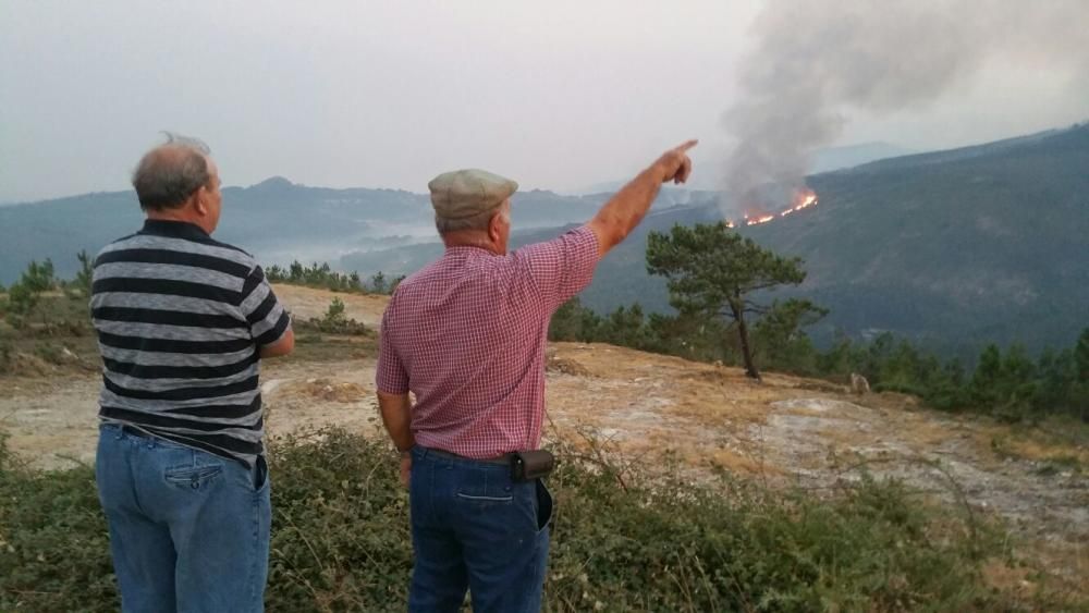 Incendios en Galicia | El fuego de Porto do Son arrasa el monte de A Curota