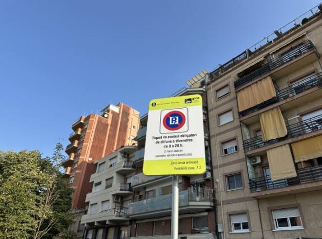 Adiós a la zona azul y verde en agosto: aparcar el coche es gratis este mes en esta localidad al lado de Barcelona