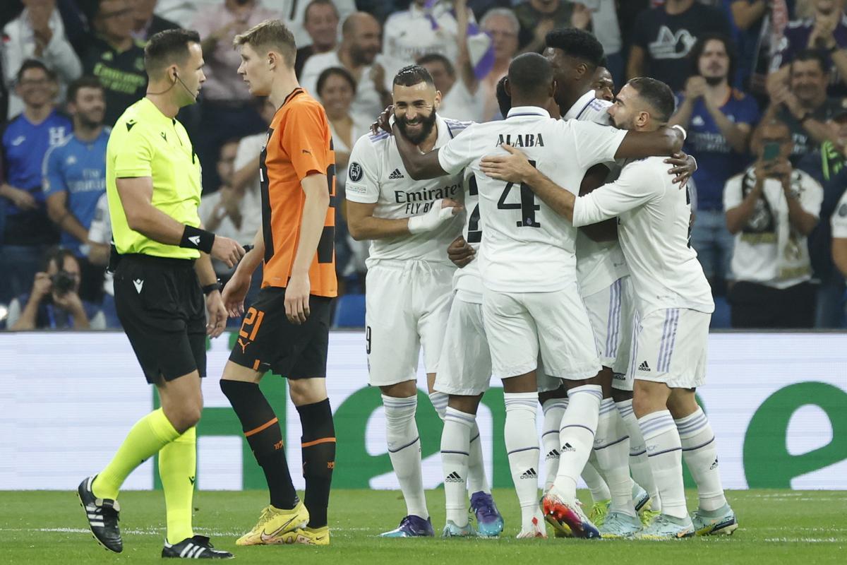 Los jugadores del Real Madrid celebran tras marcar ante el Shakhtar Donetsk, durante el partido de Liga de Campeonesen el estadio Santiago Bernabéu, en Madrid. EFE/Juanjo Martín