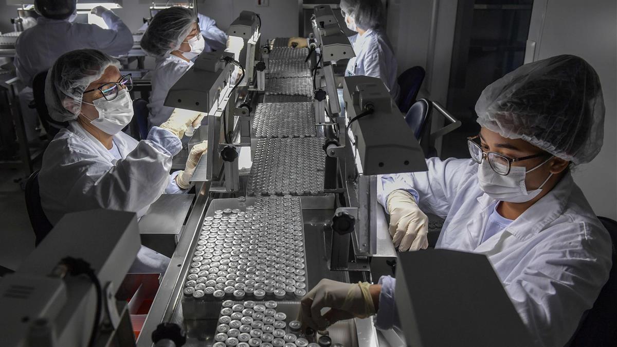 Trabajadores de una fábrica de vacunas dedicada a la producción de la fórmula de Sinovac.