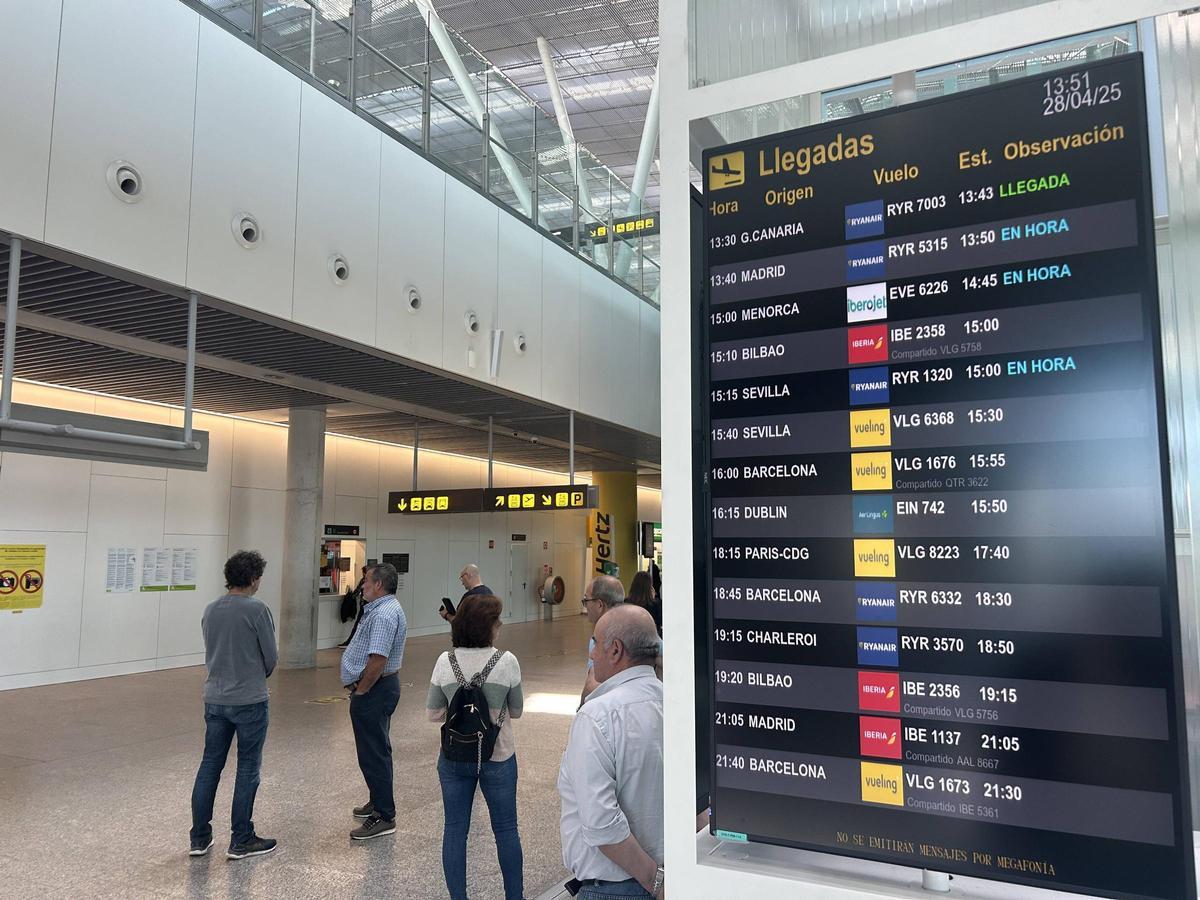 Buena parte de la parrilla de rutas del aeropuerto de Santiago será reprogramada en A Coruña durante el cierre de la terminal por obras