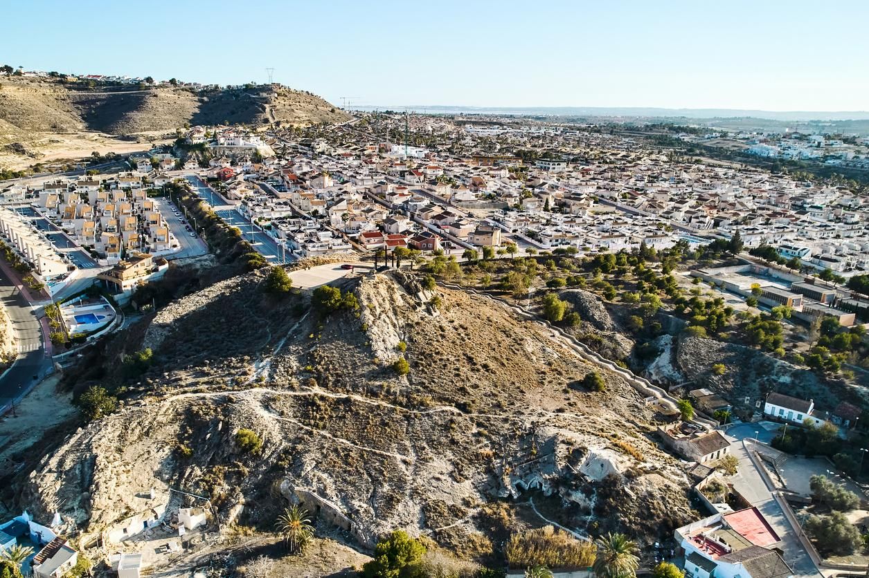 Vista aérea del paisaje urbano de Rojales.