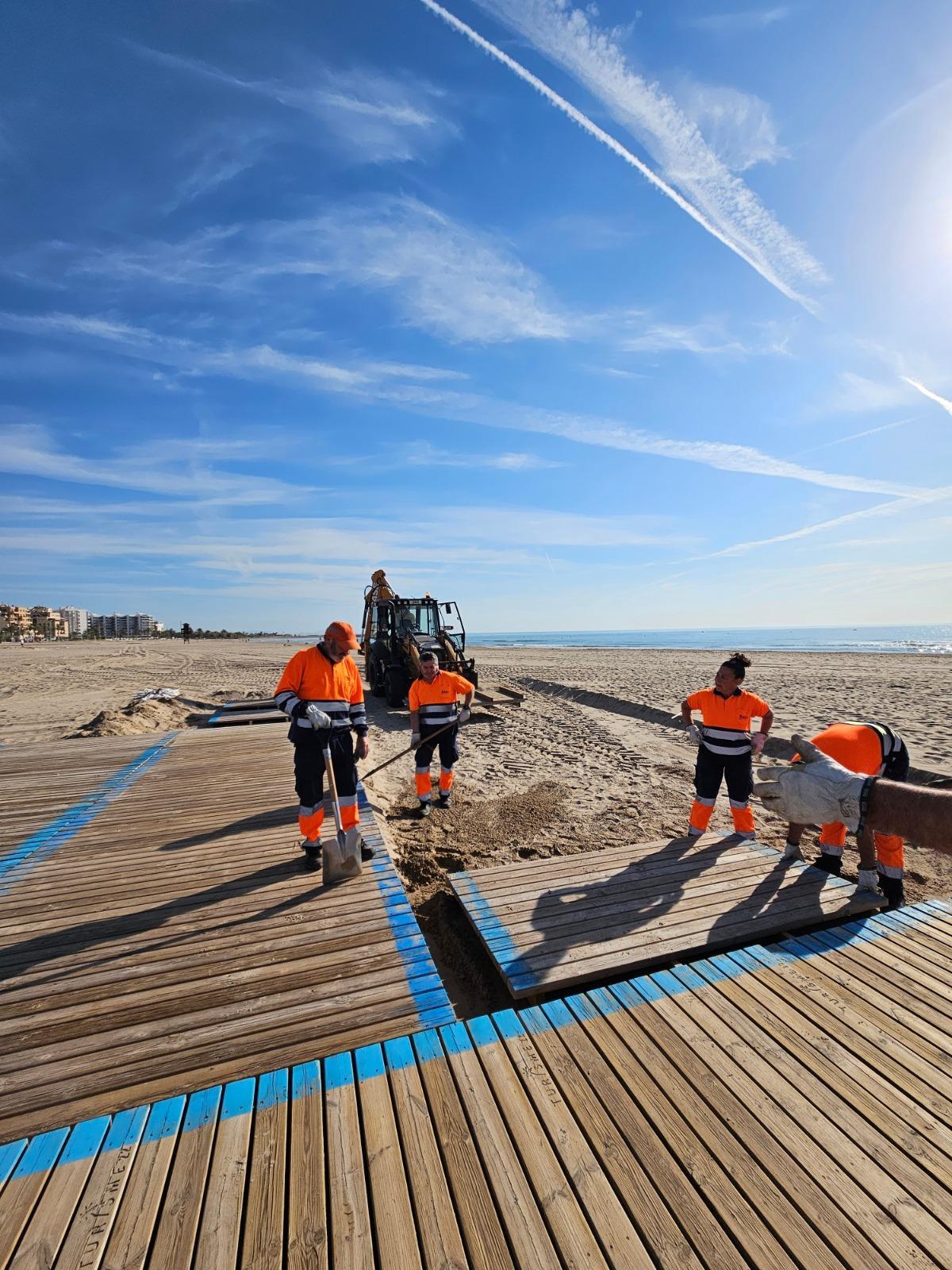 Operarios de la SAG trabajando en la playa