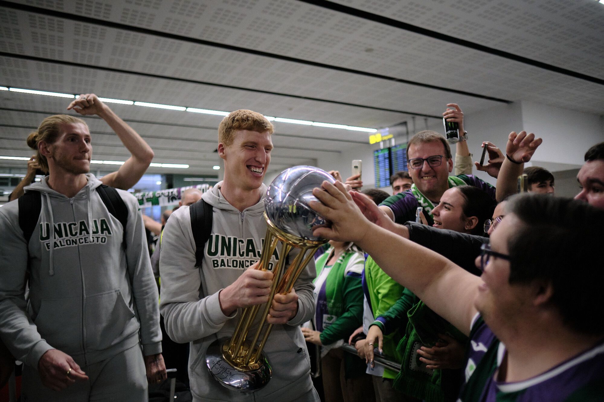 Recibimiento a los jugadores del Unicaja en el Aeropuerto de Málaga tras ganar la Copa del Rey 2025