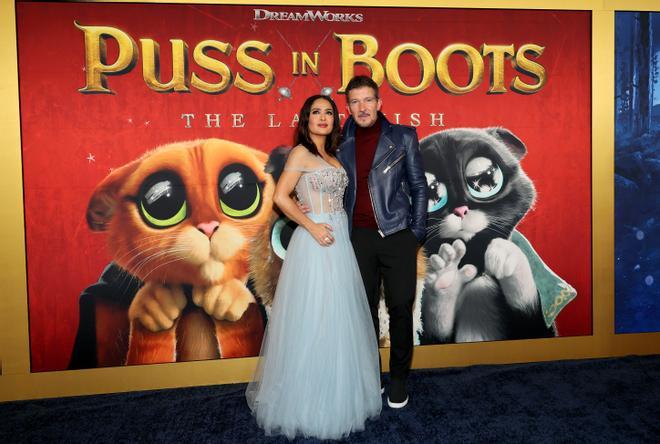 Salma Hayek con un vestido de Alexander McQueen en la presentación de 'El gato con botas'