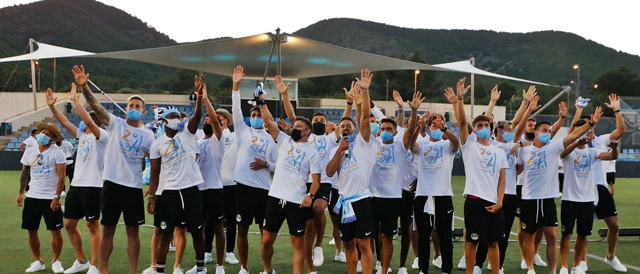 Los futbolistas del equipo ibicenco saludan a los aficionados de Ibiza durante el encuentro que mantuvieron ayer con su hinchada en el estadio municipal.