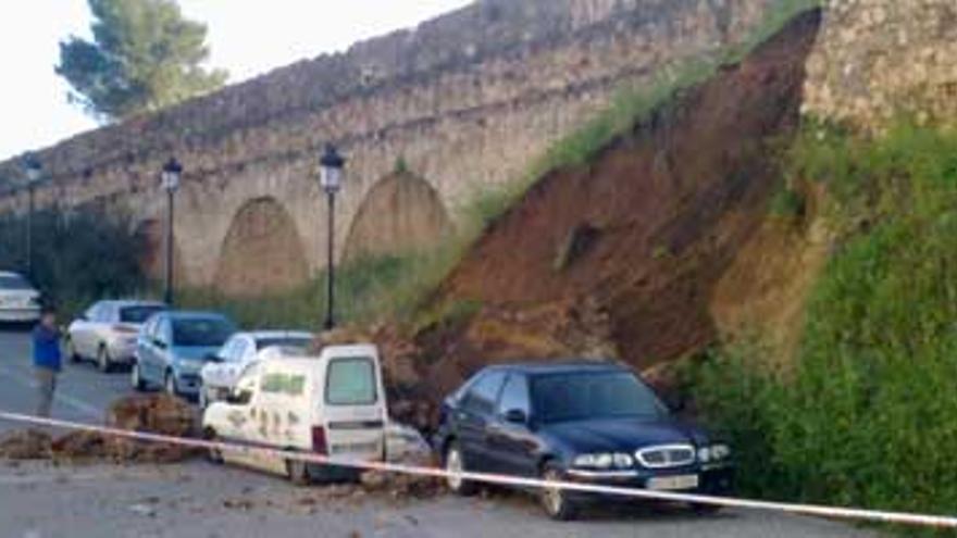 Se desploma parte de la muralla abaluartada de Badajoz y sepulta tres coches