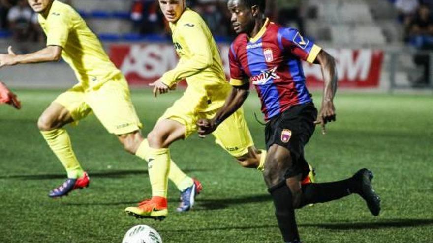 Michael Anaba, durante un partido con el Eldense.