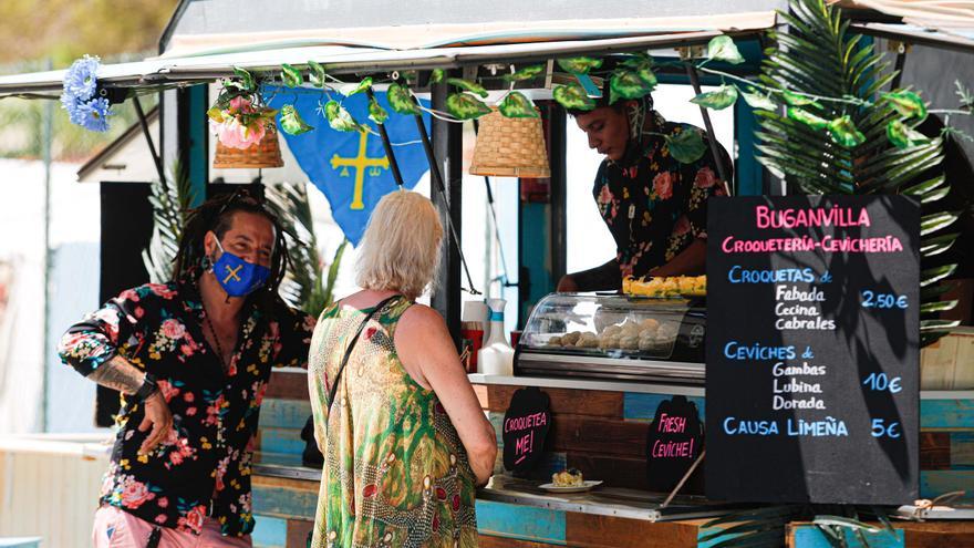 El HippyMarket de es Canar reabre sus puertas con una fiesta