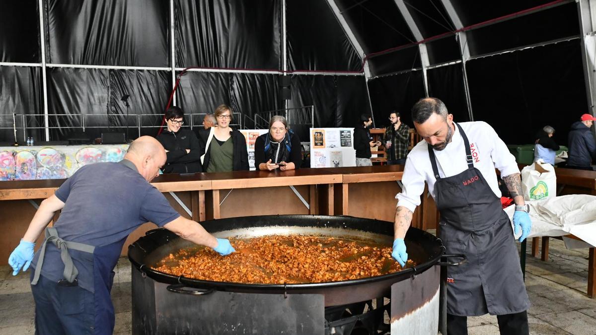 La preparación de una gran paella fue uno de los platos destacados del festival.