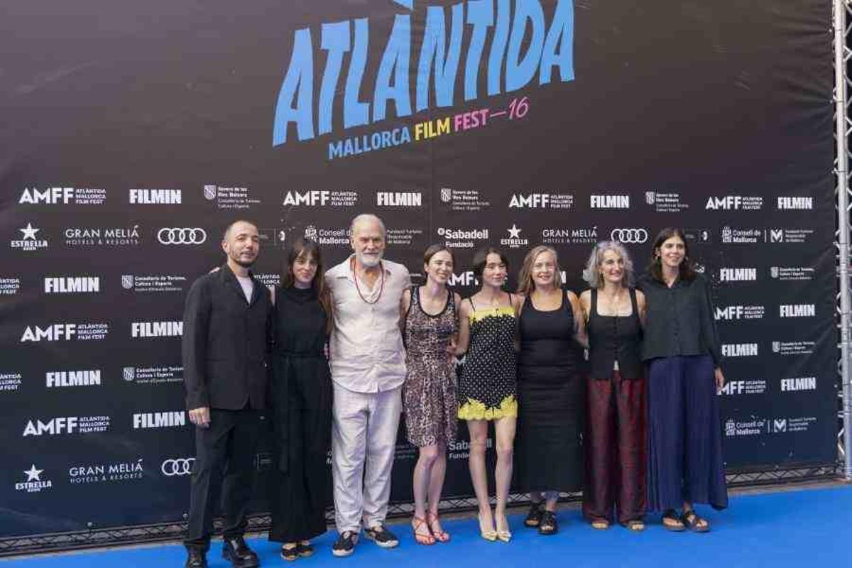 Jaume Ripoll y el equipo de 'Forastera'.