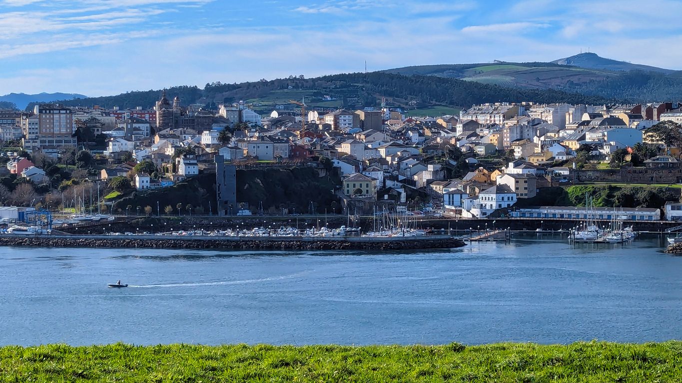 Ribadeo visto desde la otra orilla del río Eo.