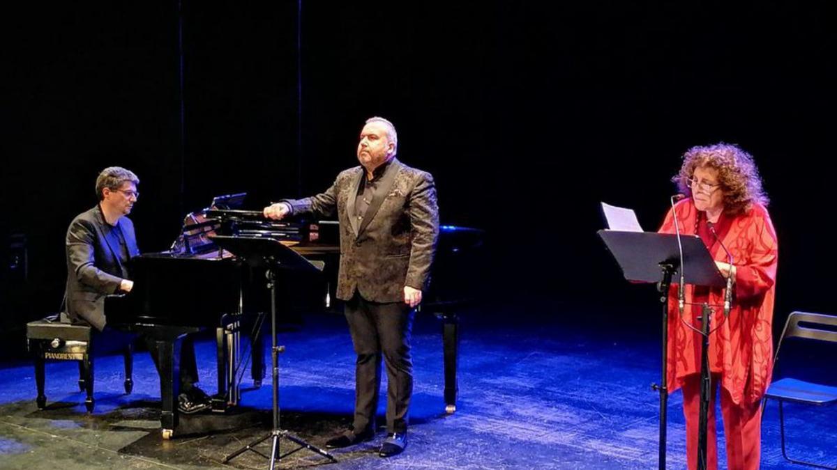 Charo López, Luis Santana y Víctor Carbajo, en el recital lírico poético | M. J. C.