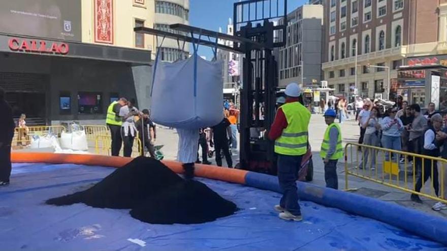 Comienzan a poner la arena volcánica de La Palma en Callao para la lucha canaria